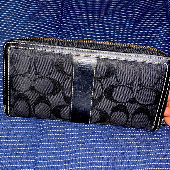 Coach Black Signature Canvas Wallet with 12 card slots - Picture 1 of 8